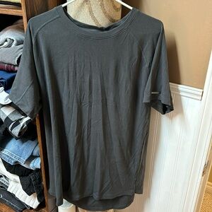 Alphalete Monarch scallop bottom tee